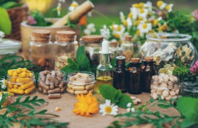 Alimentos Médicos y Suplementos Compuestos en el Cuidado Podológico: Crecimiento de Uñas, Cicatrización, Huesos y Neuropatía